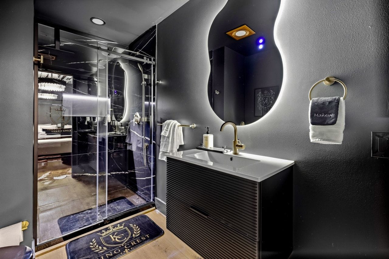 King Crest private ensuite bath