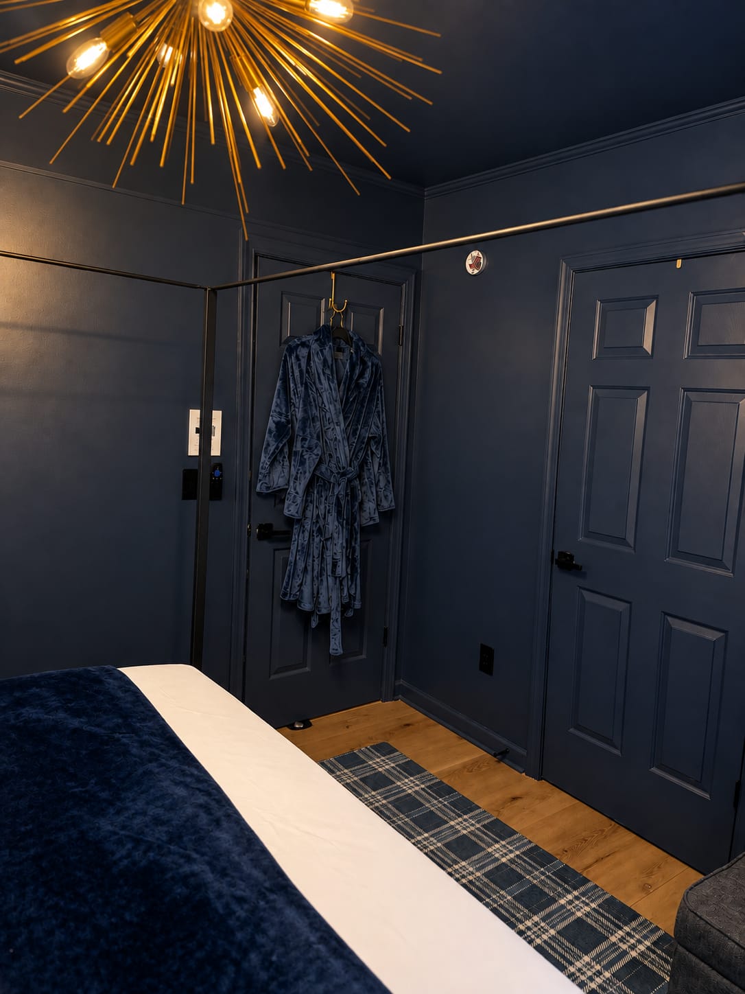 Sunburst chandelier and robe in Peak Crest